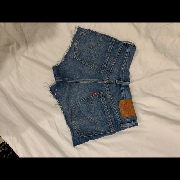 medium-dark wash levi’s jean shorts - Picture 1 of 6